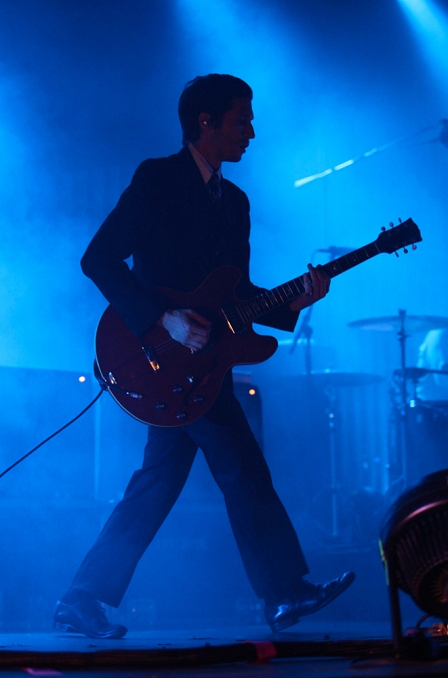 Daniel Kessler, Gitarrist der Band Interpol auf der Bühne. Schicke Schuhe.